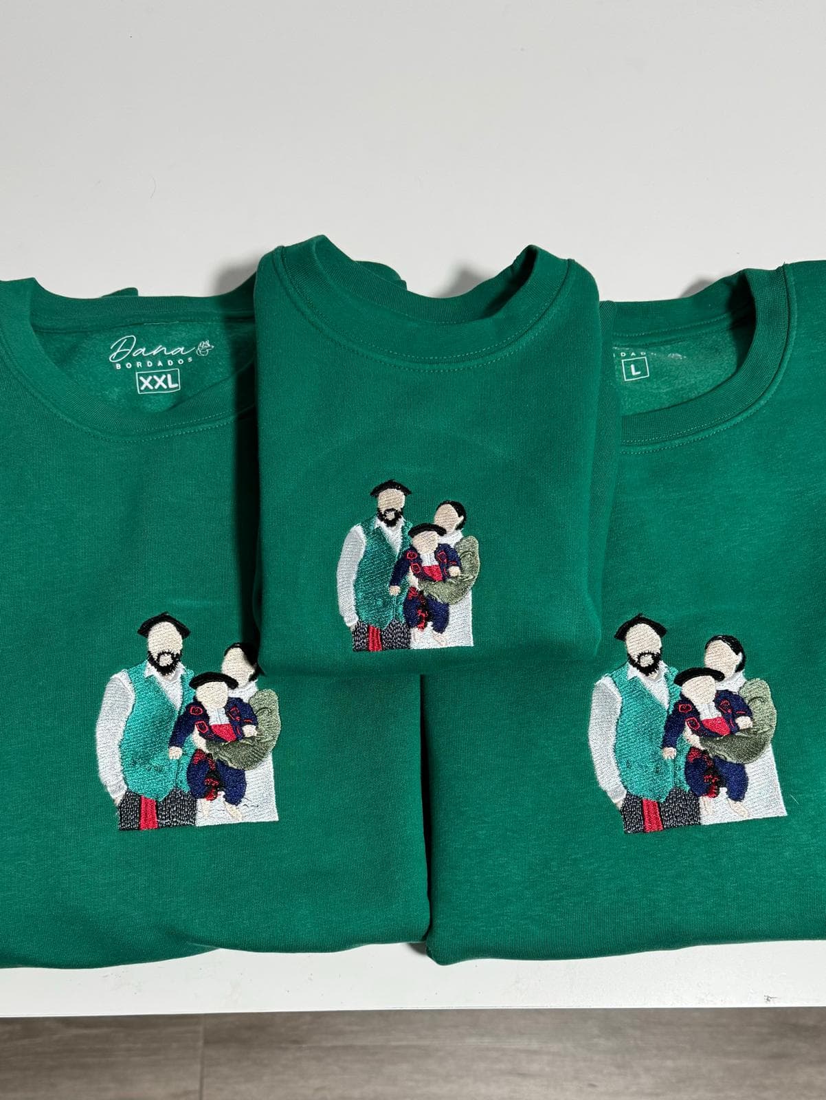 Prendas verdes con un bordado personalizado de una familia