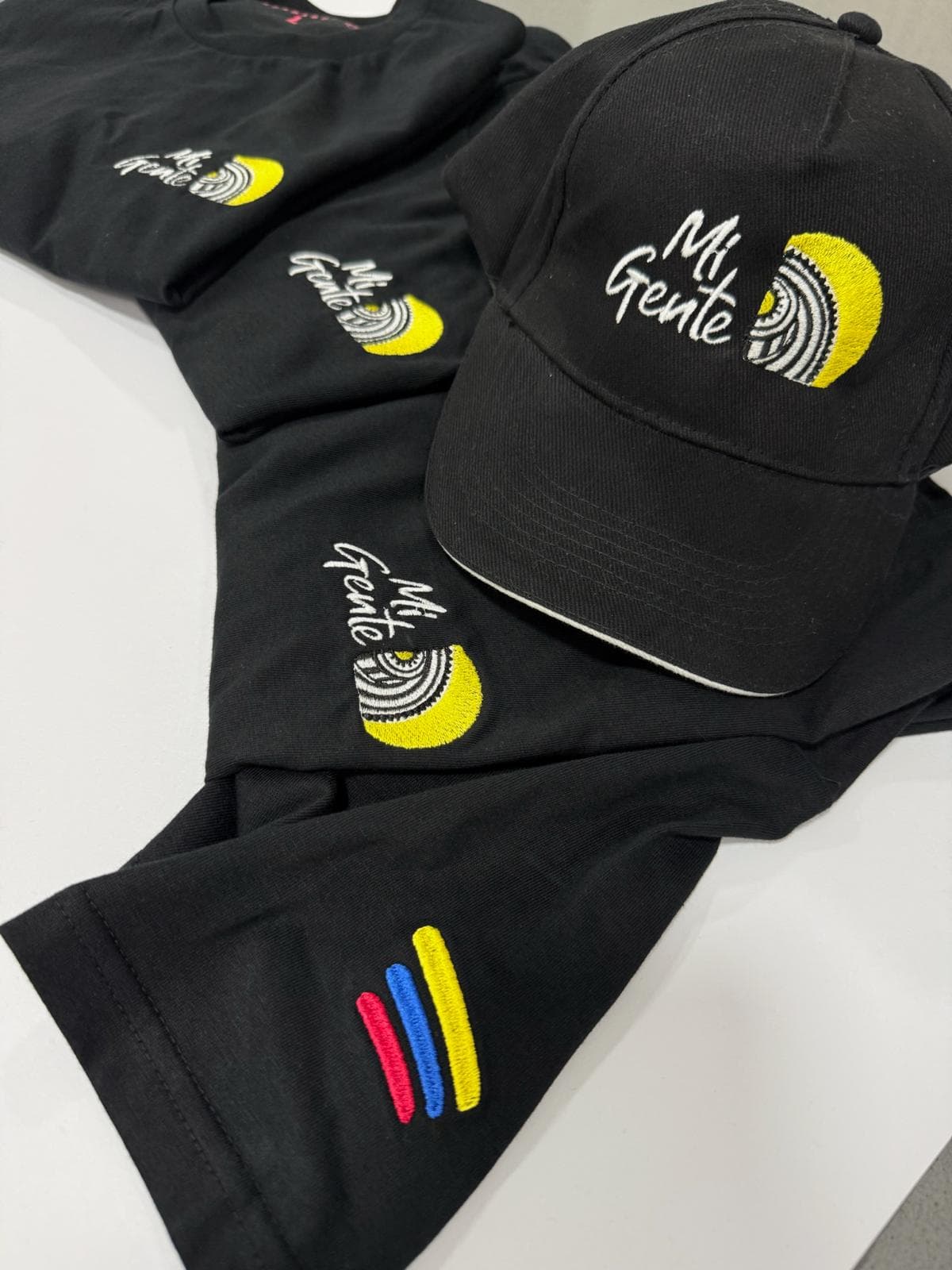 Uniformes y gorra bordados para negocio de hostelería