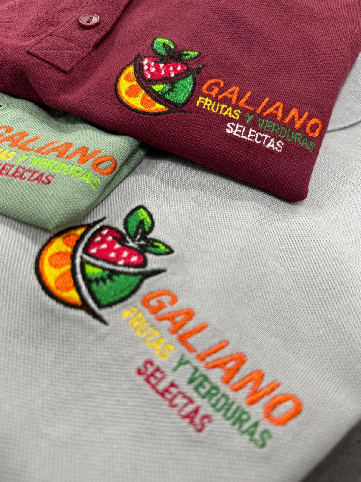 Polos de trabajo personalizados con bordado de marca