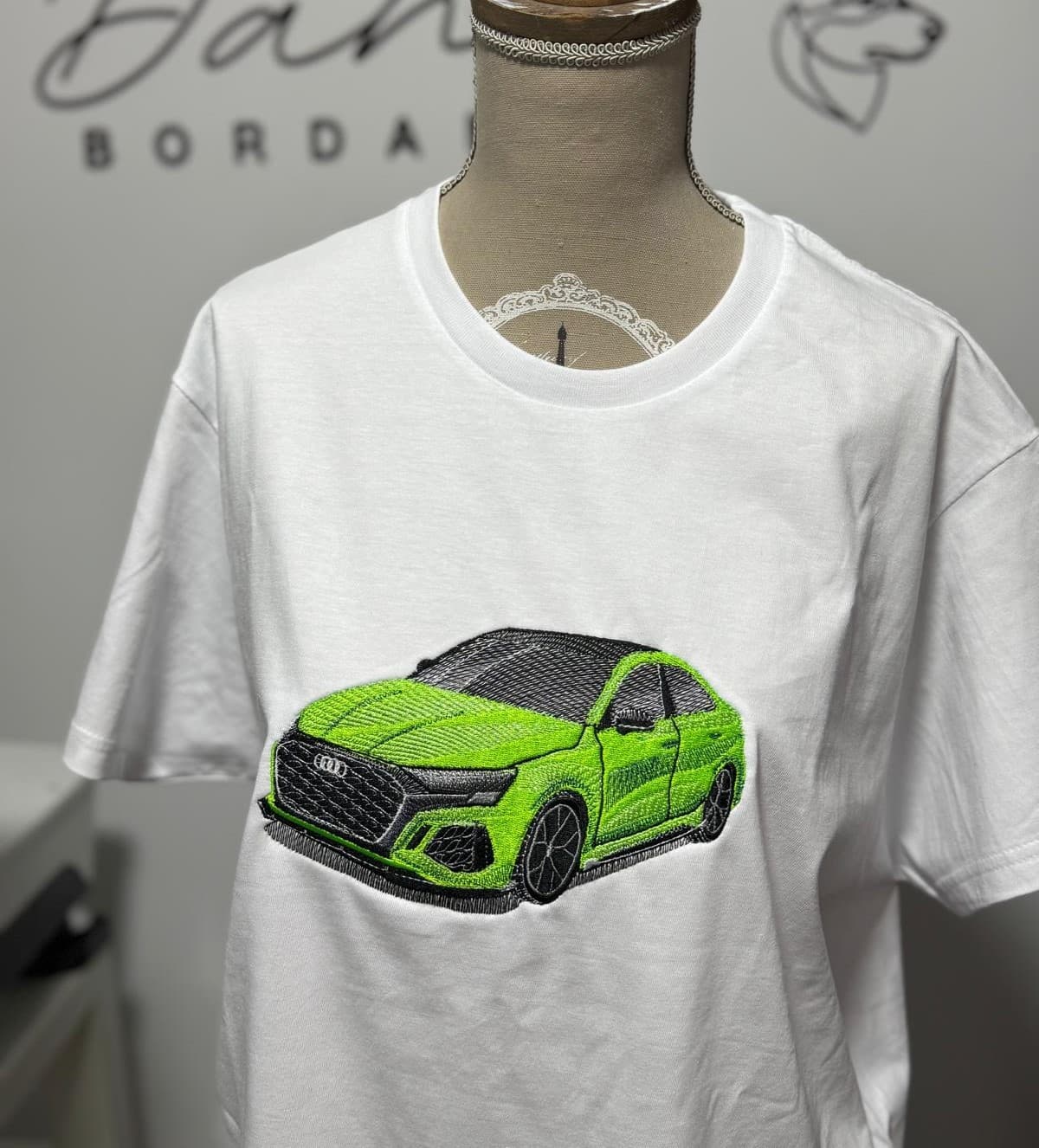 Camiseta con coche bordado